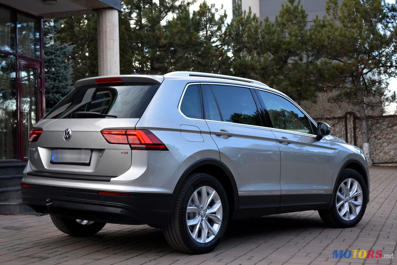 2017' Volkswagen Tiguan photo #2