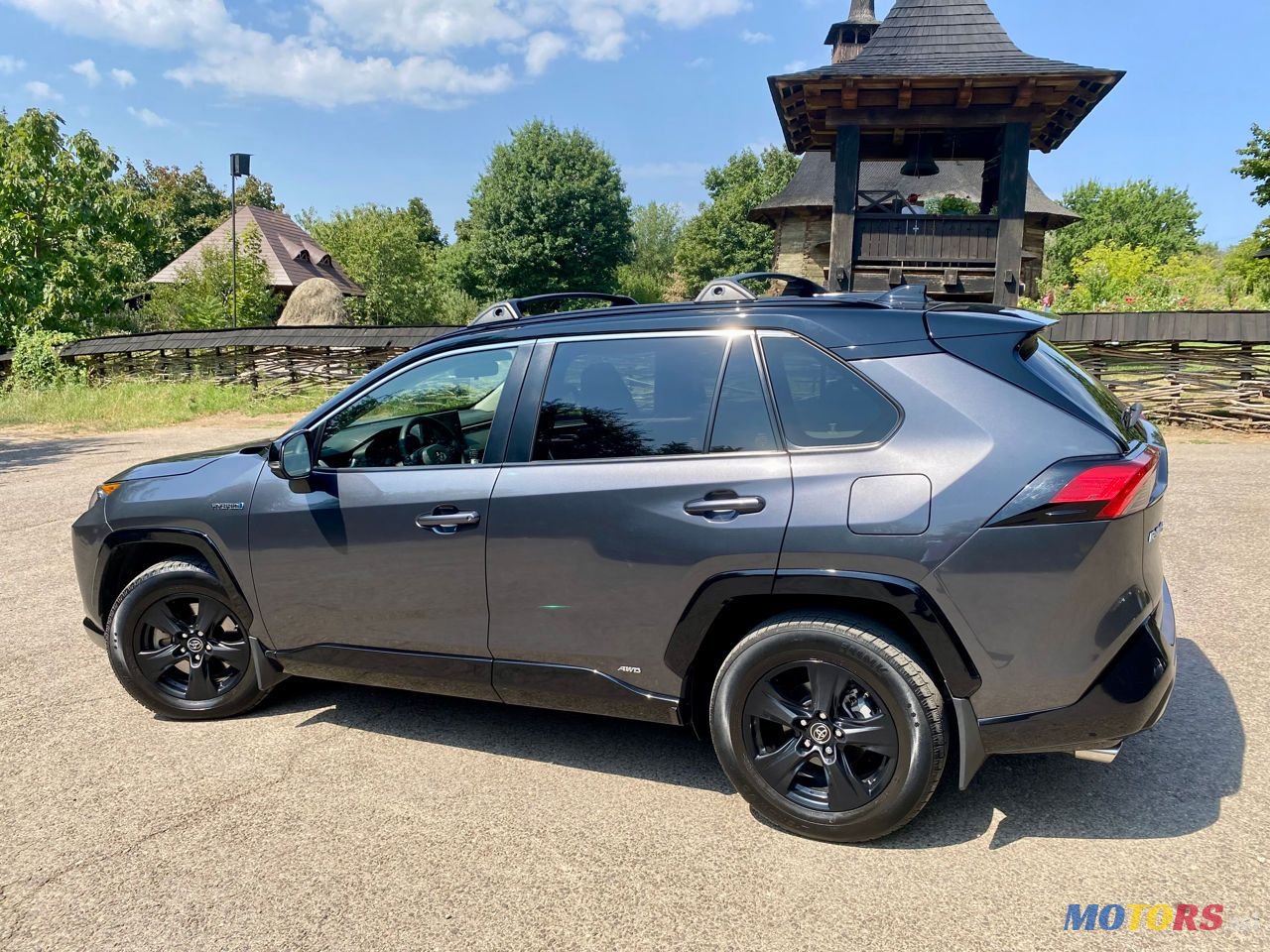 2019' Toyota RAV4 photo #3