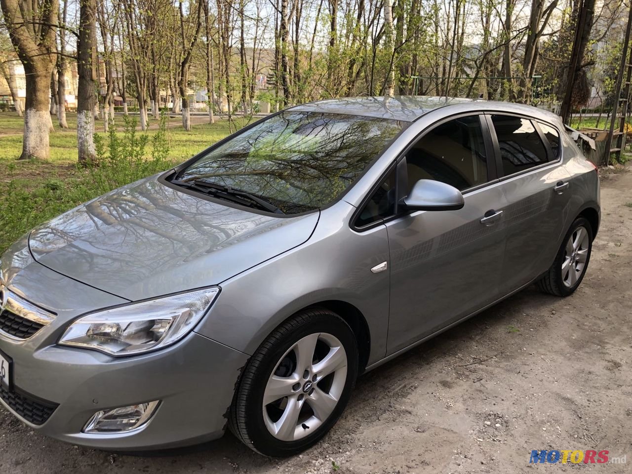 2011' Opel Astra photo #1