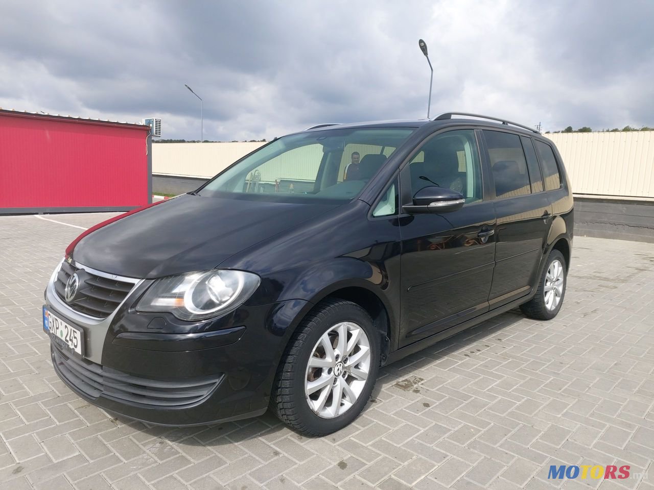 2011' Volkswagen Touran photo #2