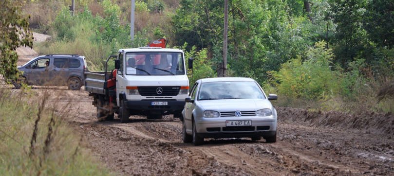 Drumul Grădinița–Plop-Știubei, transformat în mocirlă: Șoferii, puși la încercare