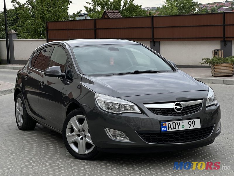 2011' Opel Astra photo #2