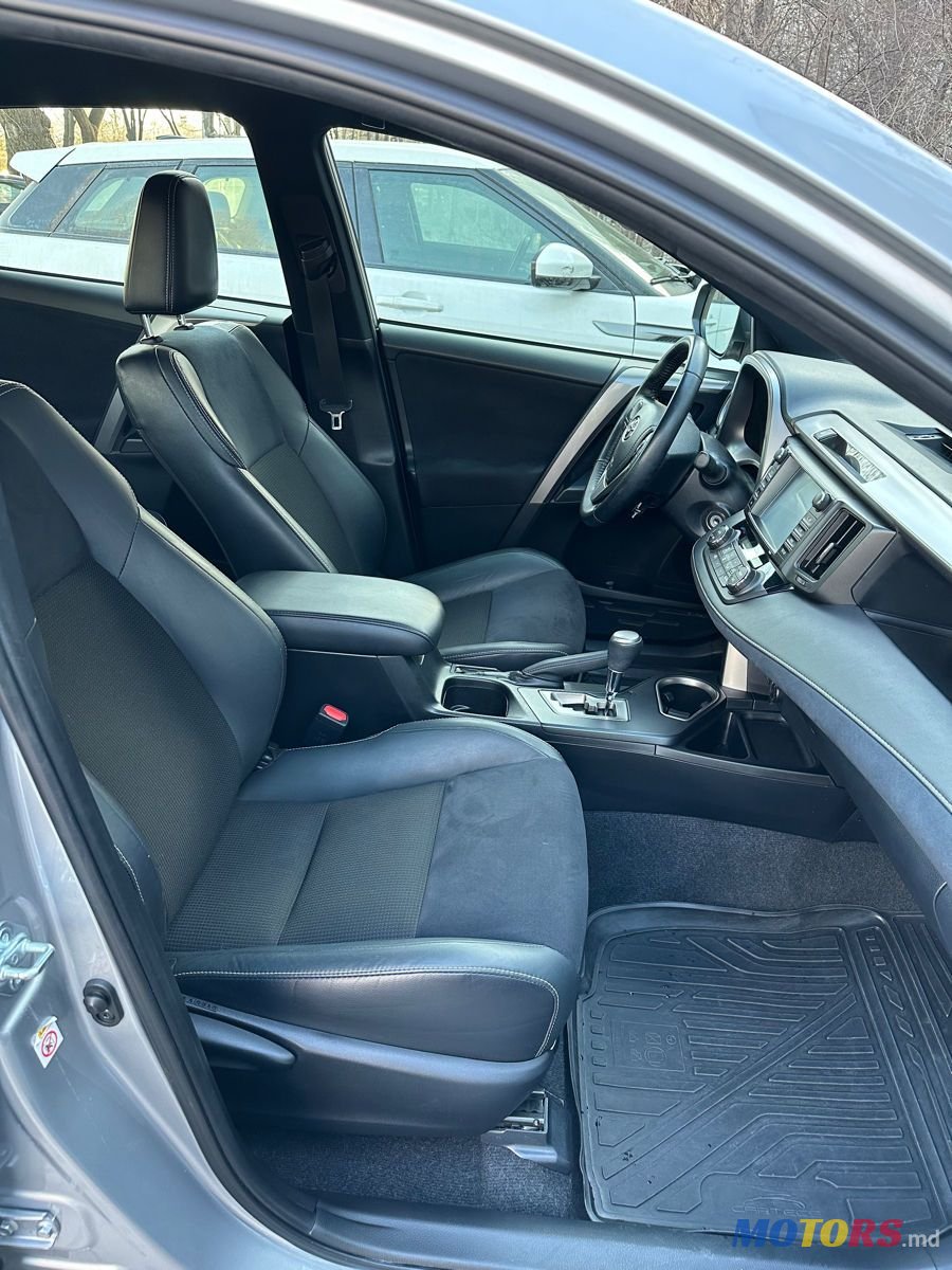 2017' Toyota RAV4 photo #5