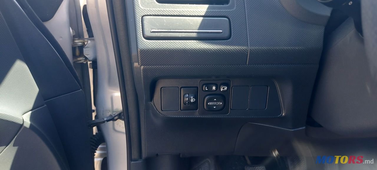 2011' Toyota Auris photo #4