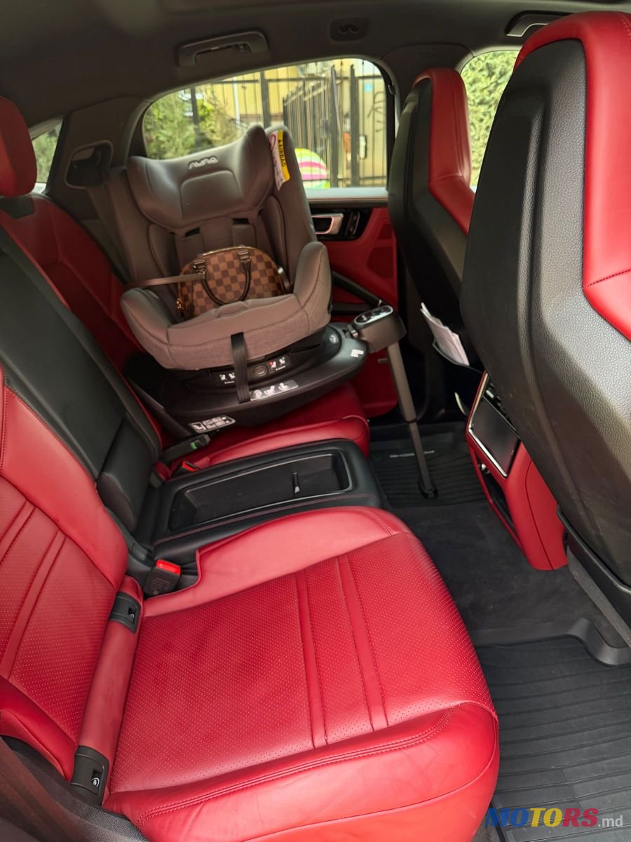 2020' Porsche Cayenne Coupe photo #6