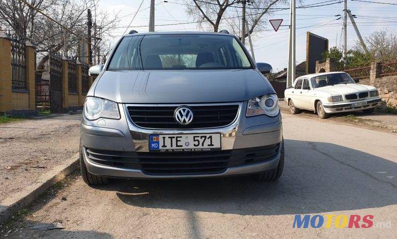 2007' Volkswagen Touran photo #1