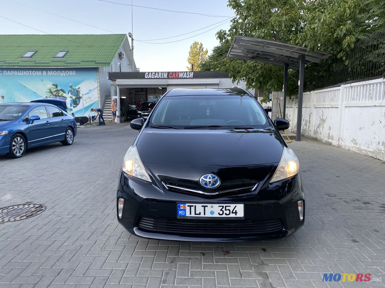 2012' Toyota Prius v photo #3