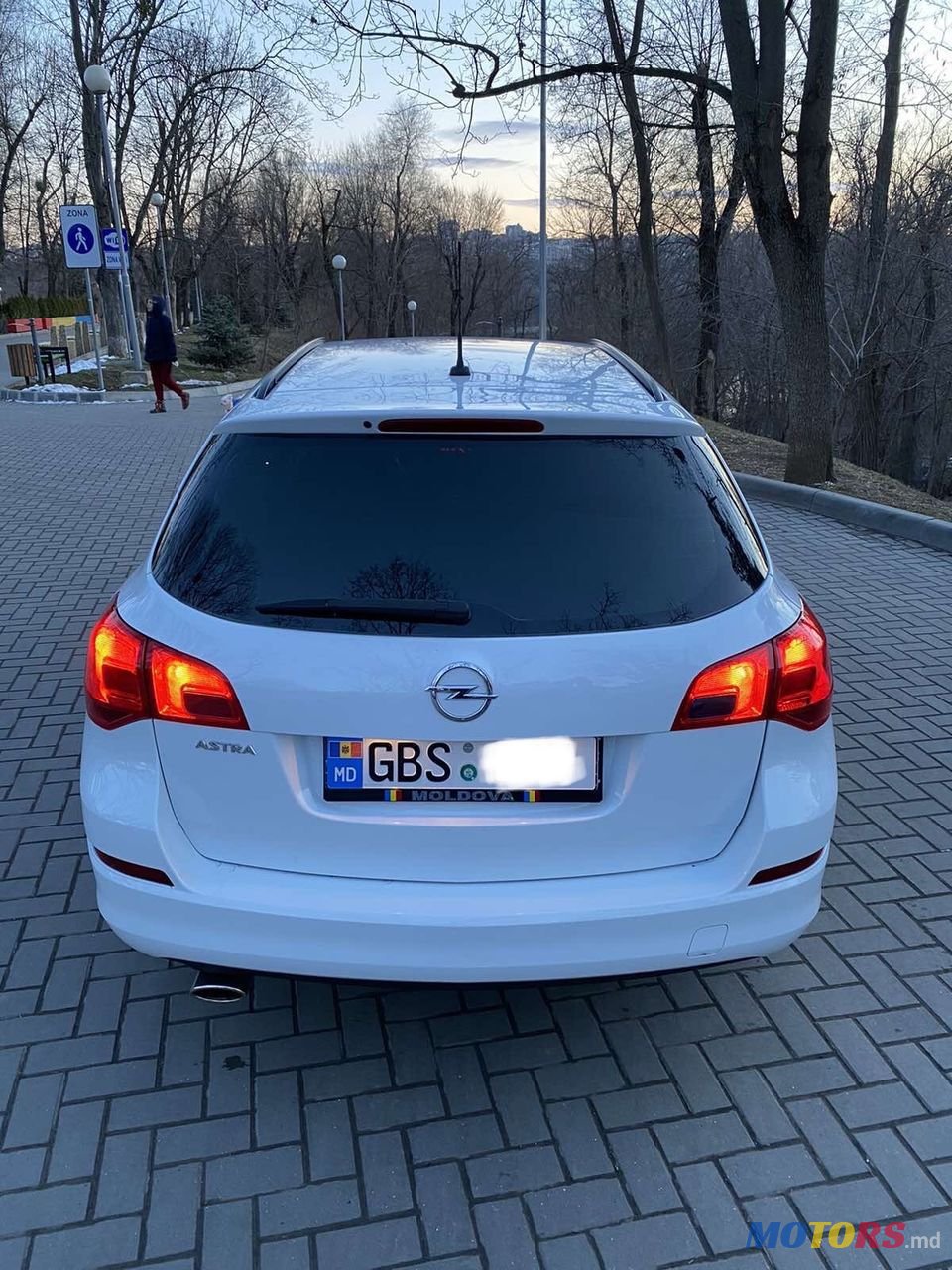 2011' Opel Astra photo #1