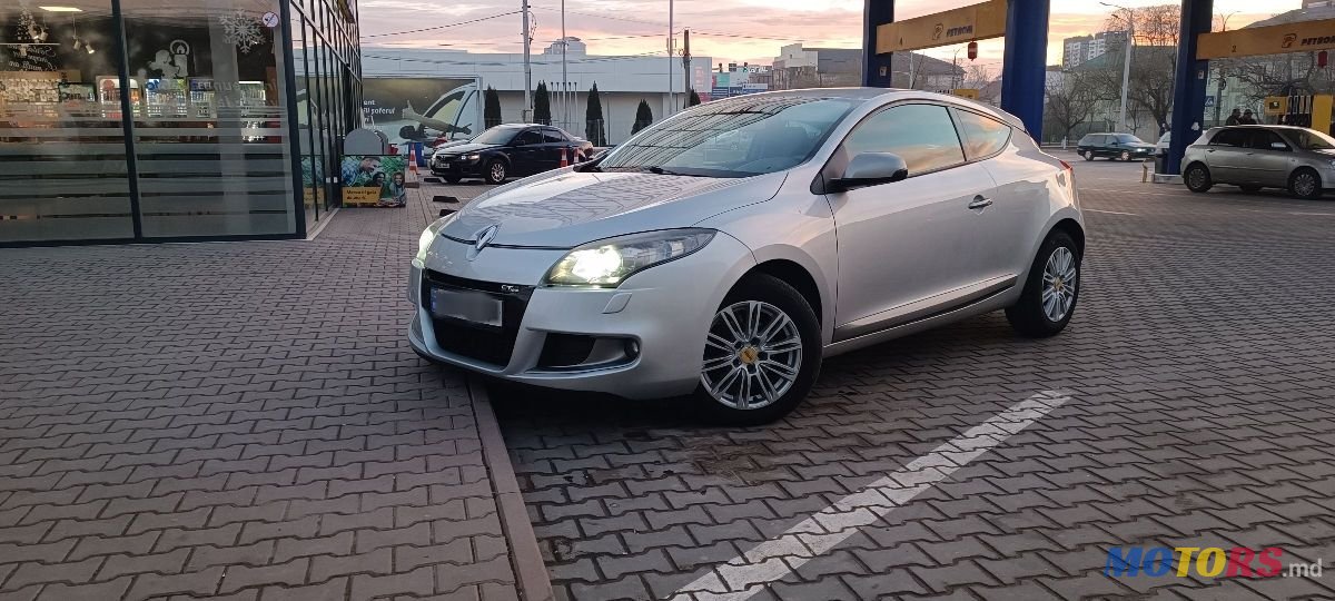 2011' Renault Megane photo #3