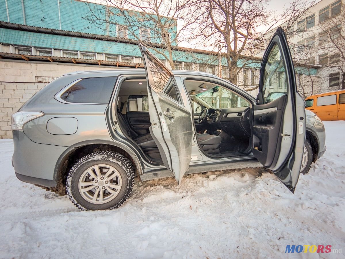 2014' Mitsubishi Outlander photo #3