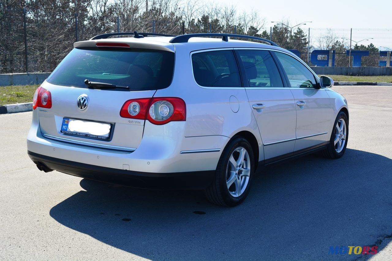 2010' Volkswagen Passat photo #2