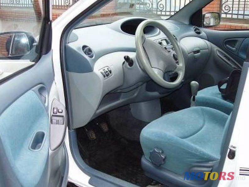 2000' Toyota Yaris photo #2