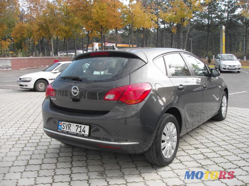 2014' Opel Astra photo #2