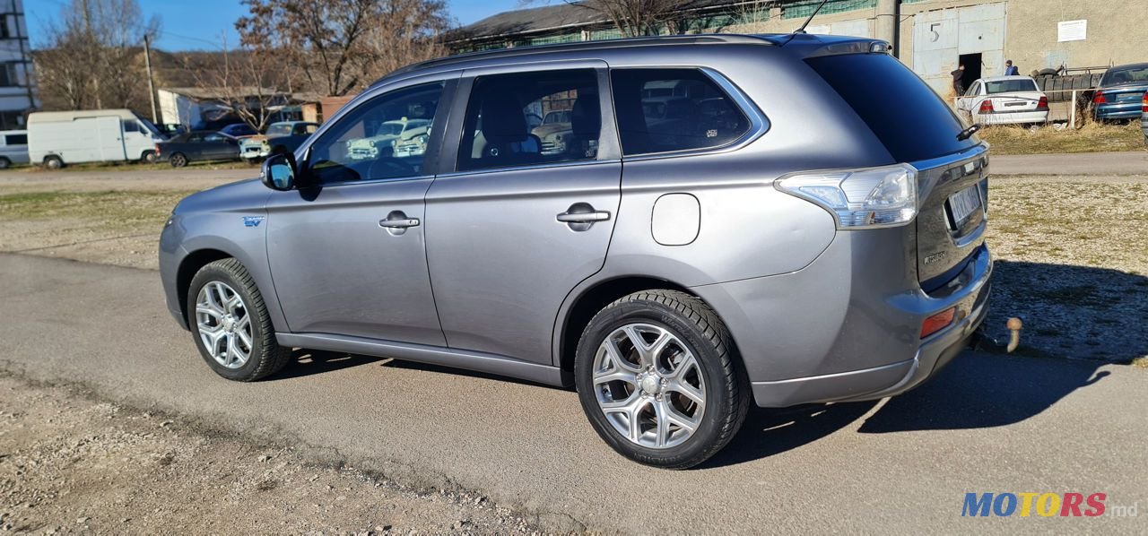 2013' Mitsubishi Outlander photo #3