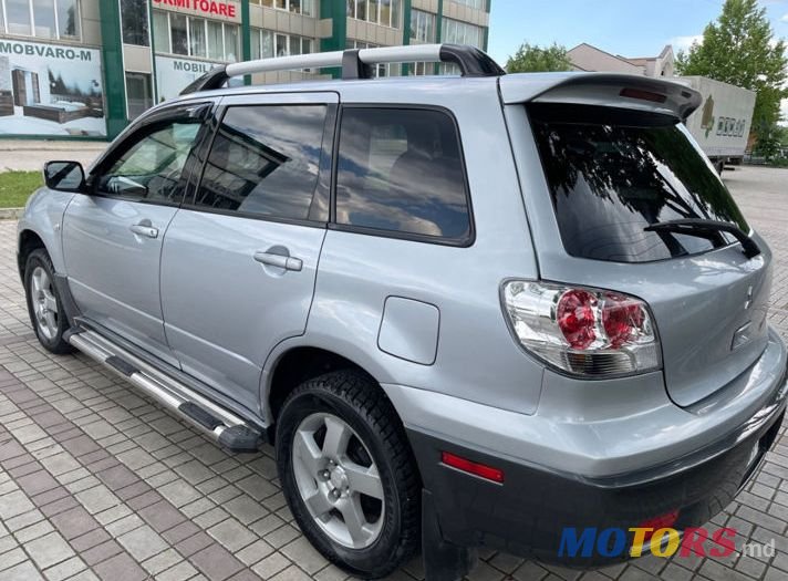 2004' Mitsubishi Outlander photo #3