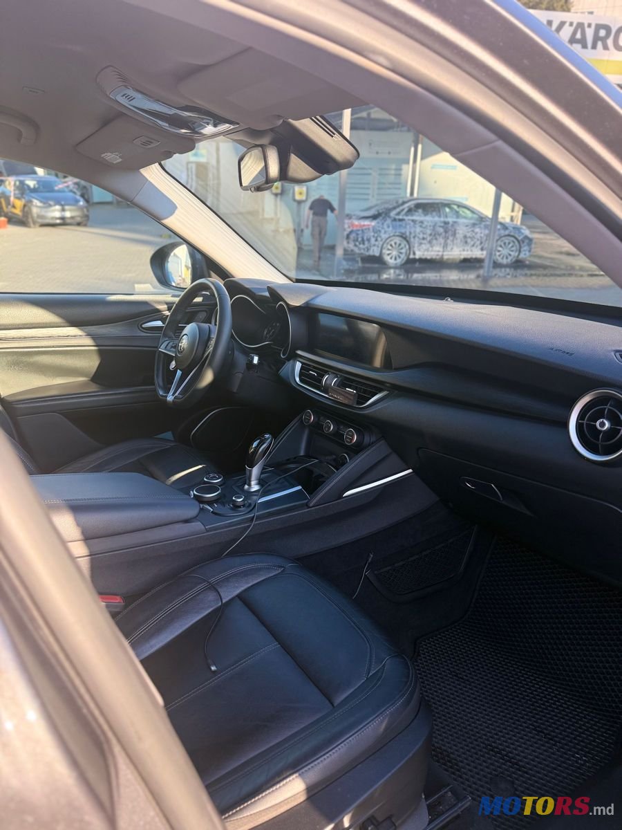 2018' Alfa Romeo Stelvio photo #3