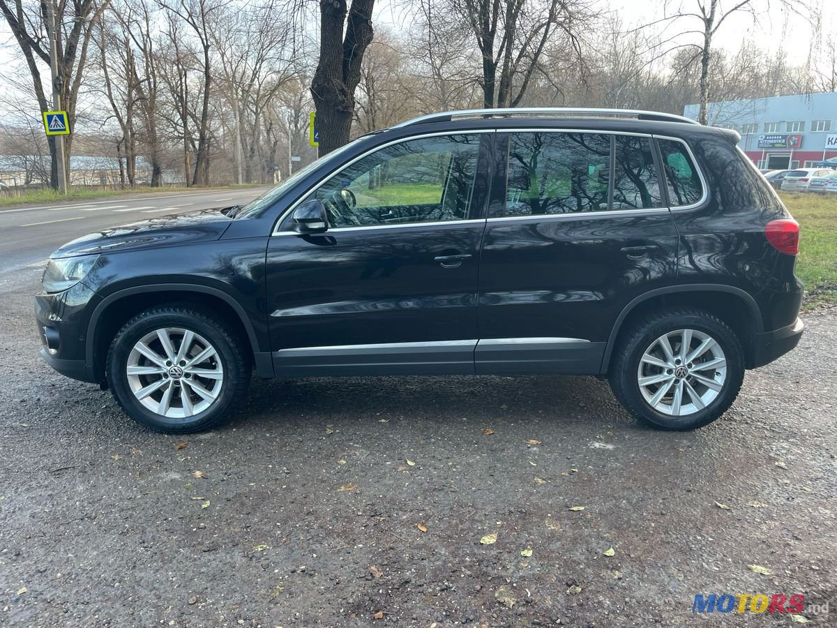 2011' Volkswagen Tiguan photo #2
