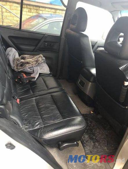 2001' Mitsubishi Pajero photo #2