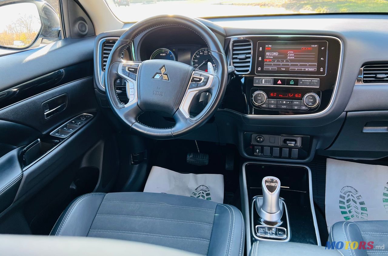 2019' Mitsubishi Outlander photo #5