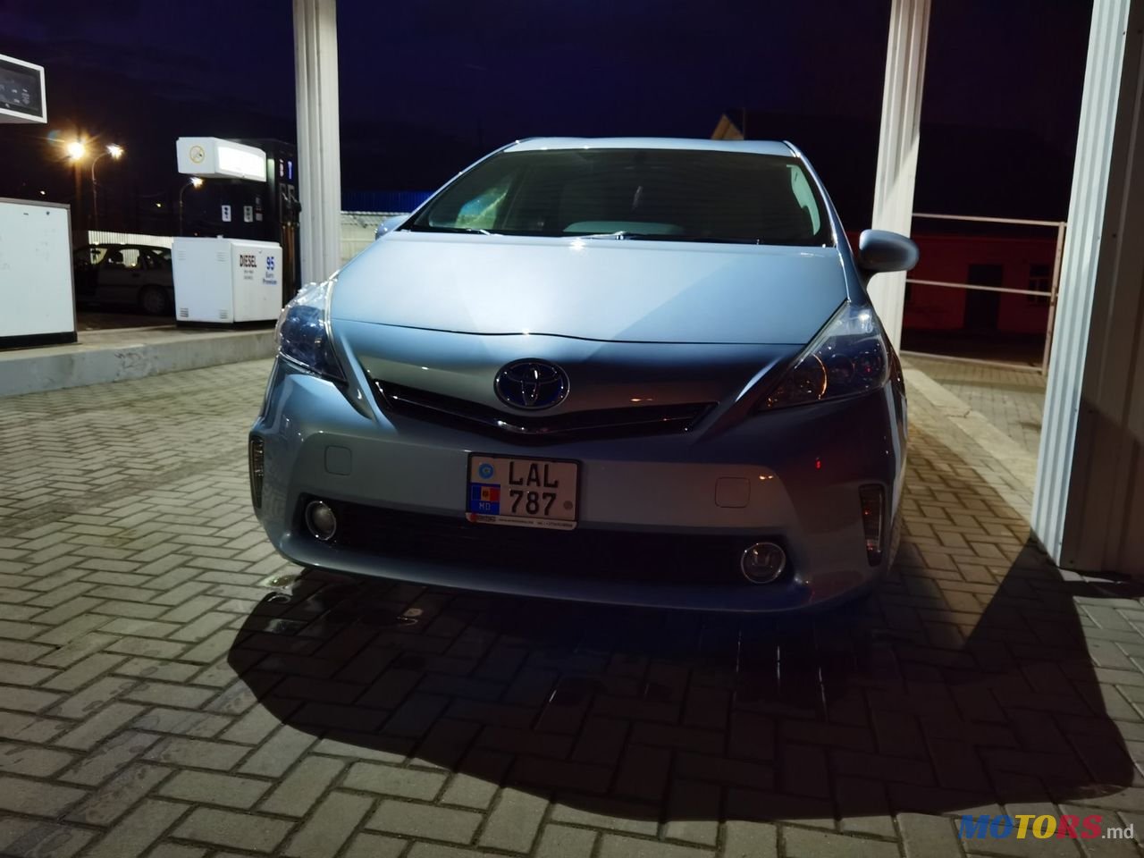 2013' Toyota Prius V photo #4