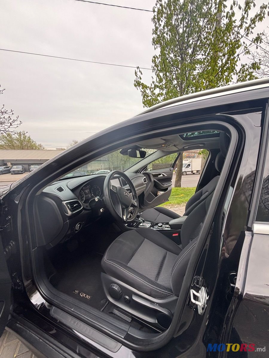 2017' Infiniti QX30 photo #2