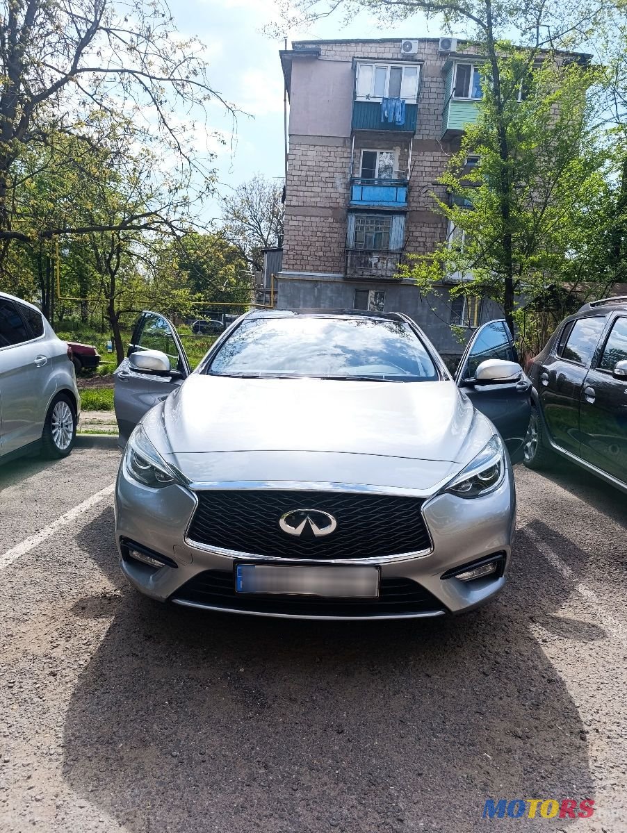 2017' Infiniti Q30 photo #2