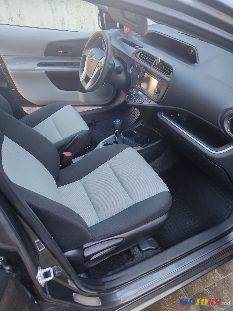 2014' Toyota Prius c photo #5