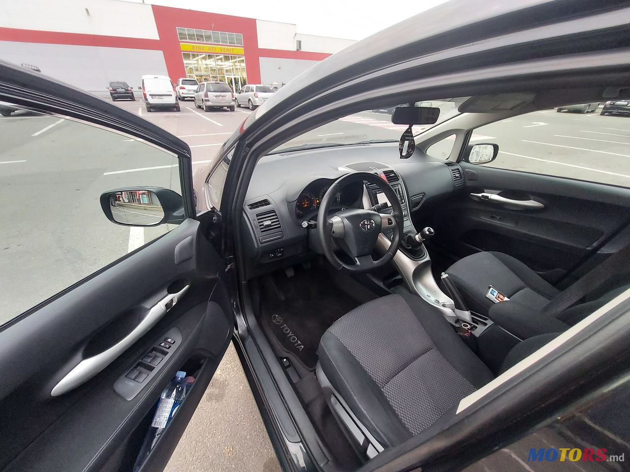 2011' Toyota Auris photo #2