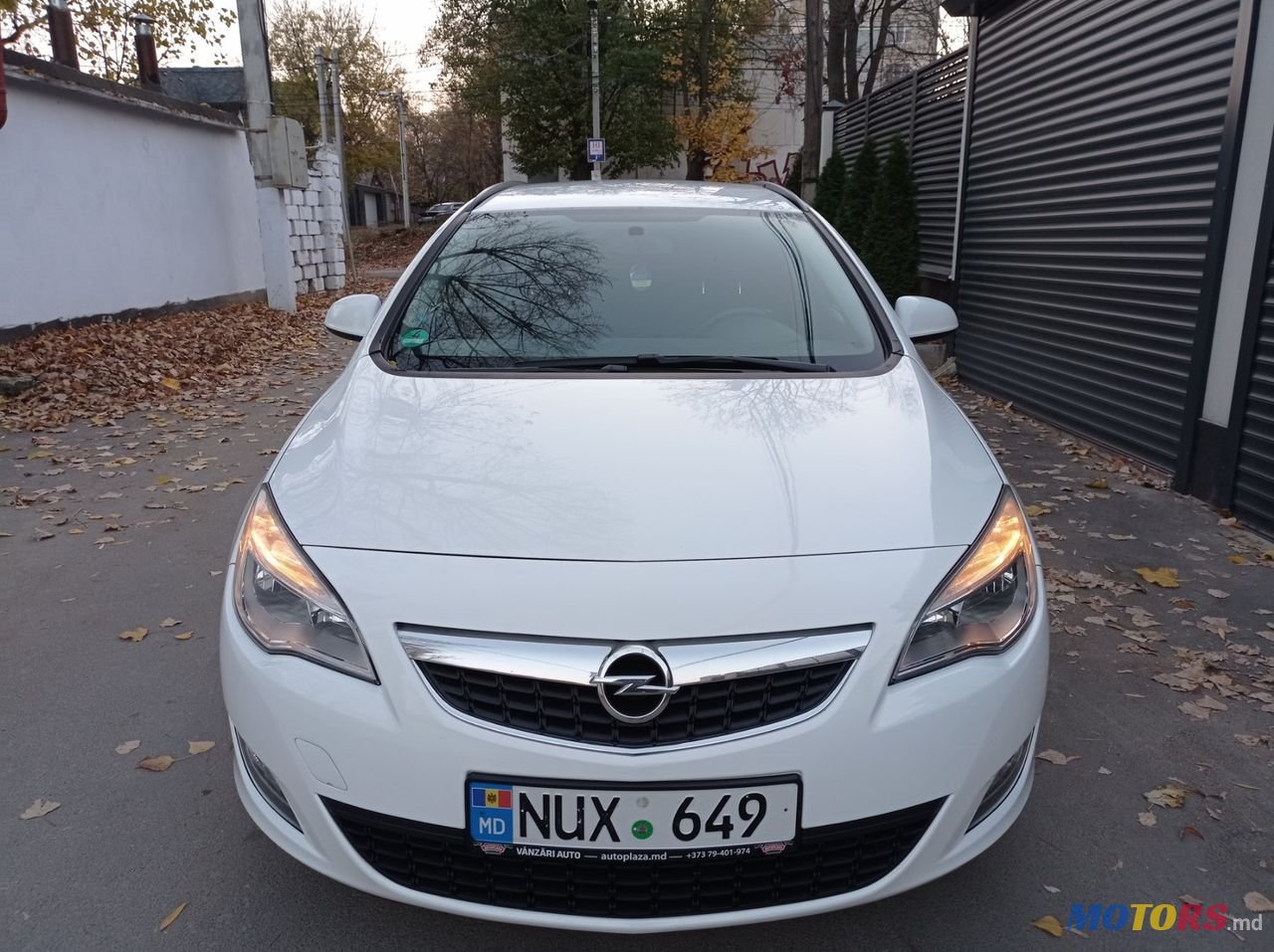 2011' Opel Astra photo #1