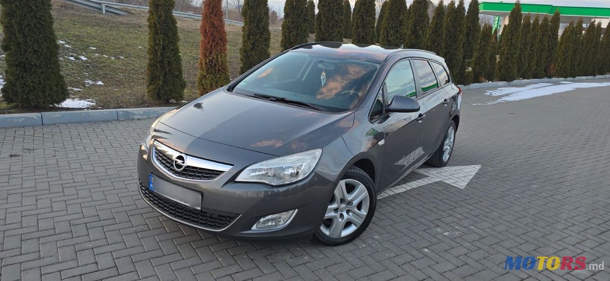 2012' Opel Astra photo #1