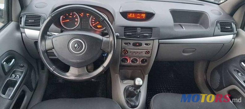 2010' Renault Clio photo #2