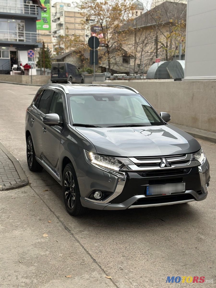 2018' Mitsubishi Outlander photo #2