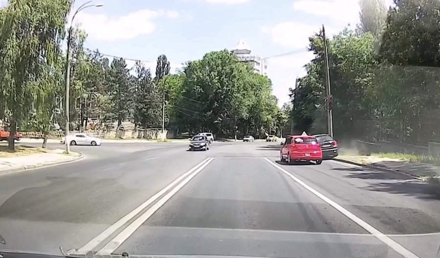 O maşină de şcoală auto din Chişinău, la un pas de a fi accidentată pentru că elevul de la volan a făcut totul prea corect