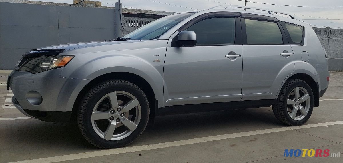 2008' Mitsubishi Outlander photo #3