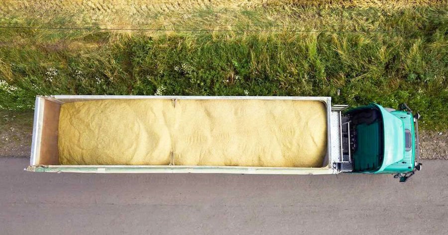 Грузовики, перевозящие сельхозпродукцию, в жаркие дни могут передвигаться без ограничений
