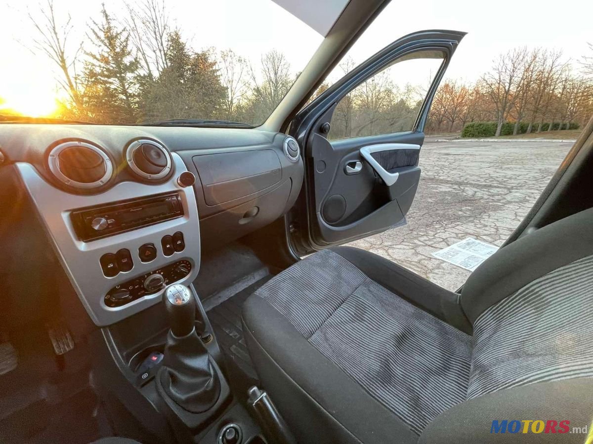 2009' Dacia Logan photo #4