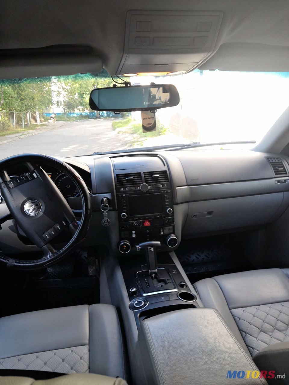 2005' Volkswagen Touareg photo #4