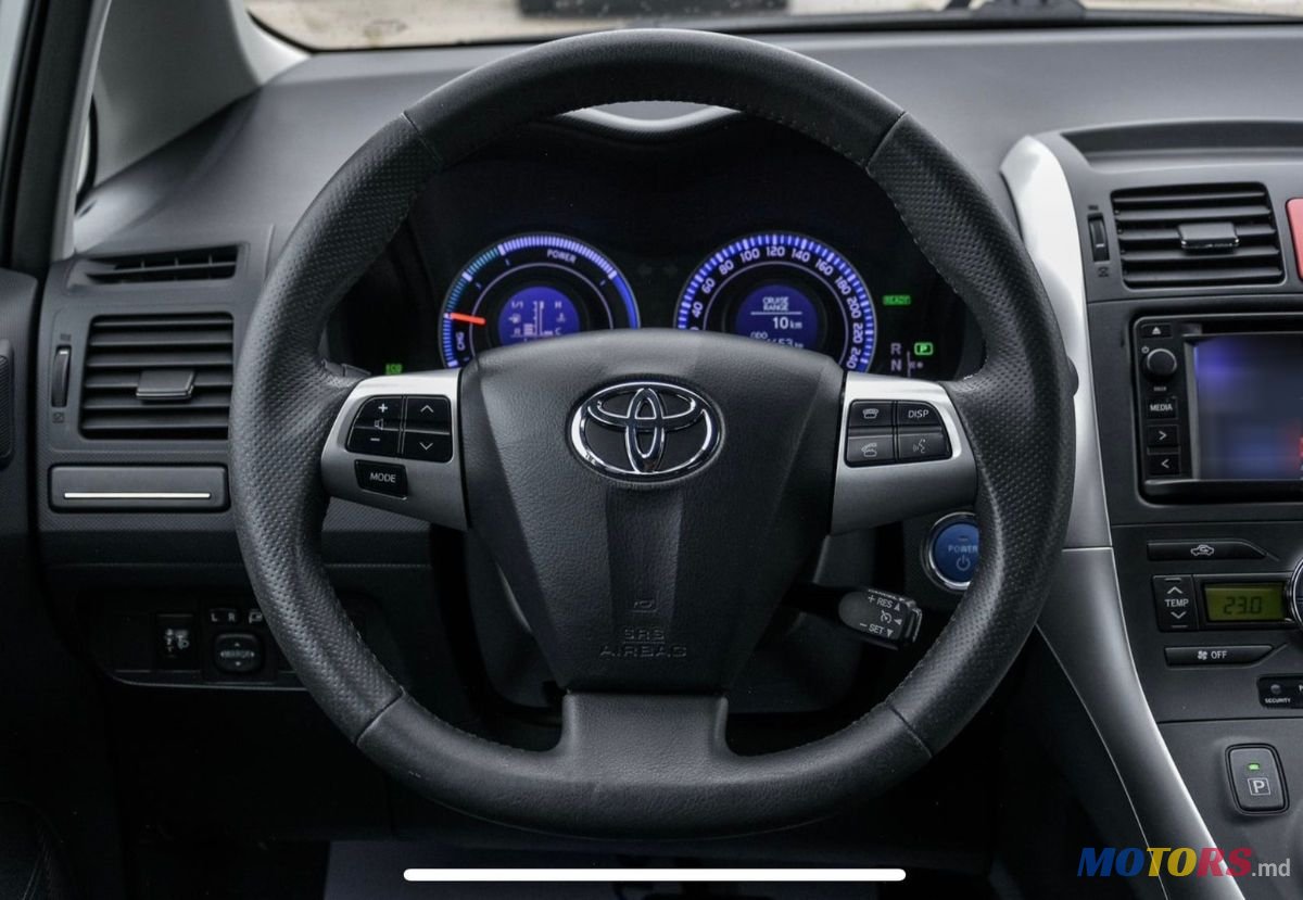 2012' Toyota Auris photo #3