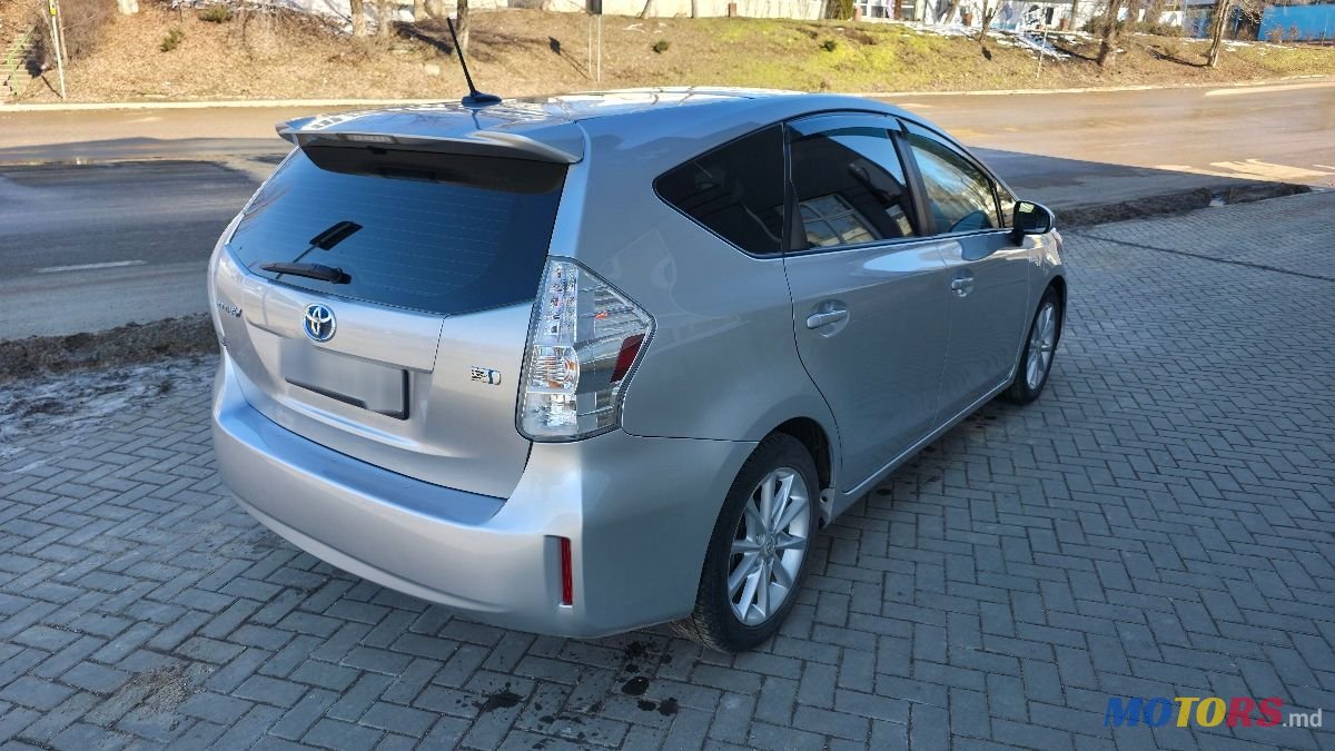 2011' Toyota Prius v photo #3
