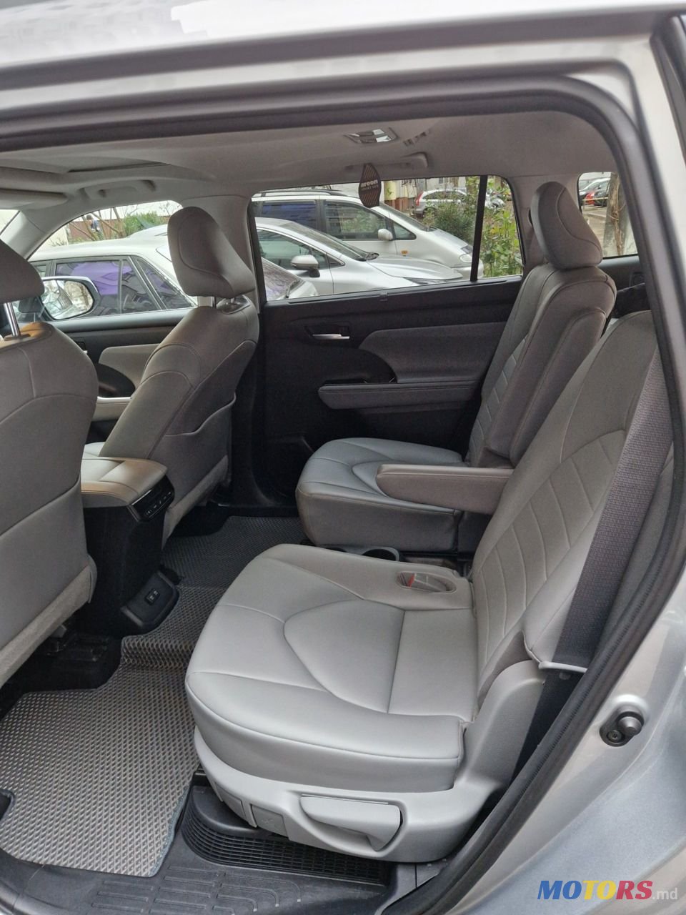 2021' Toyota Highlander photo #3