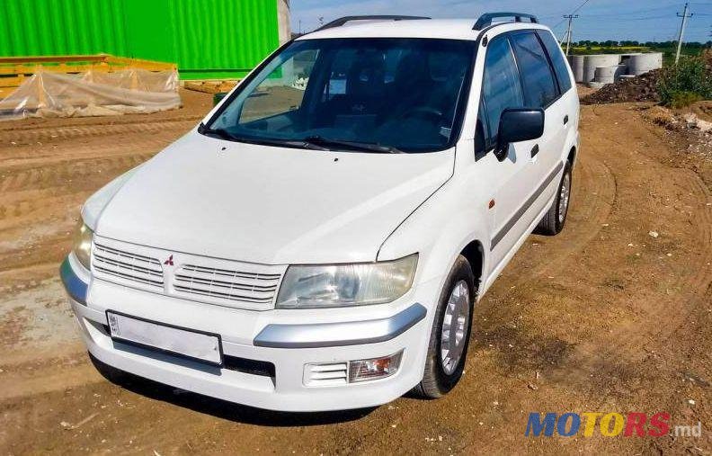 2002' Mitsubishi Space Wagon photo #1
