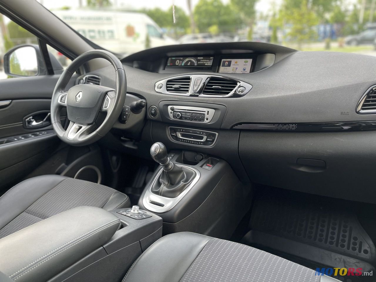 2012' Renault Grand Scenic photo #5