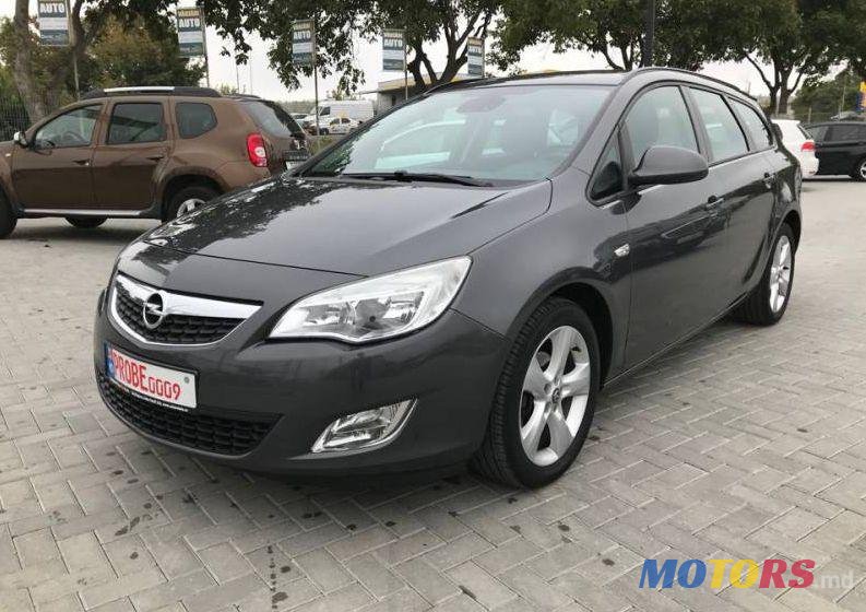 2011' Opel Astra photo #2