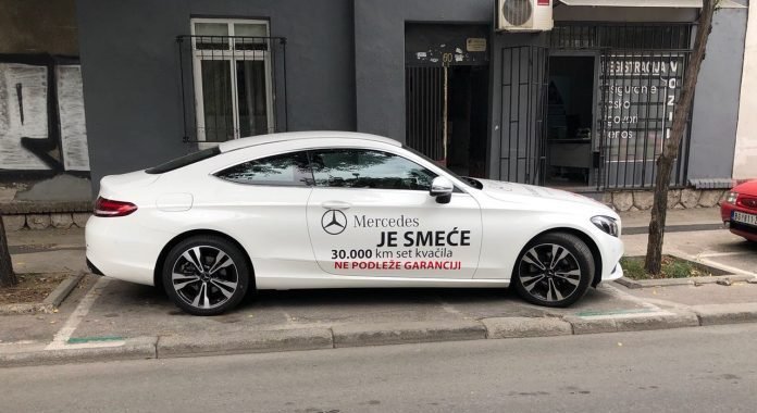 ”Mercedes este un gunoi!” Vezi ce l-a determinat pe proprietarul acestui C-Class să aplice mesajul pe mașină