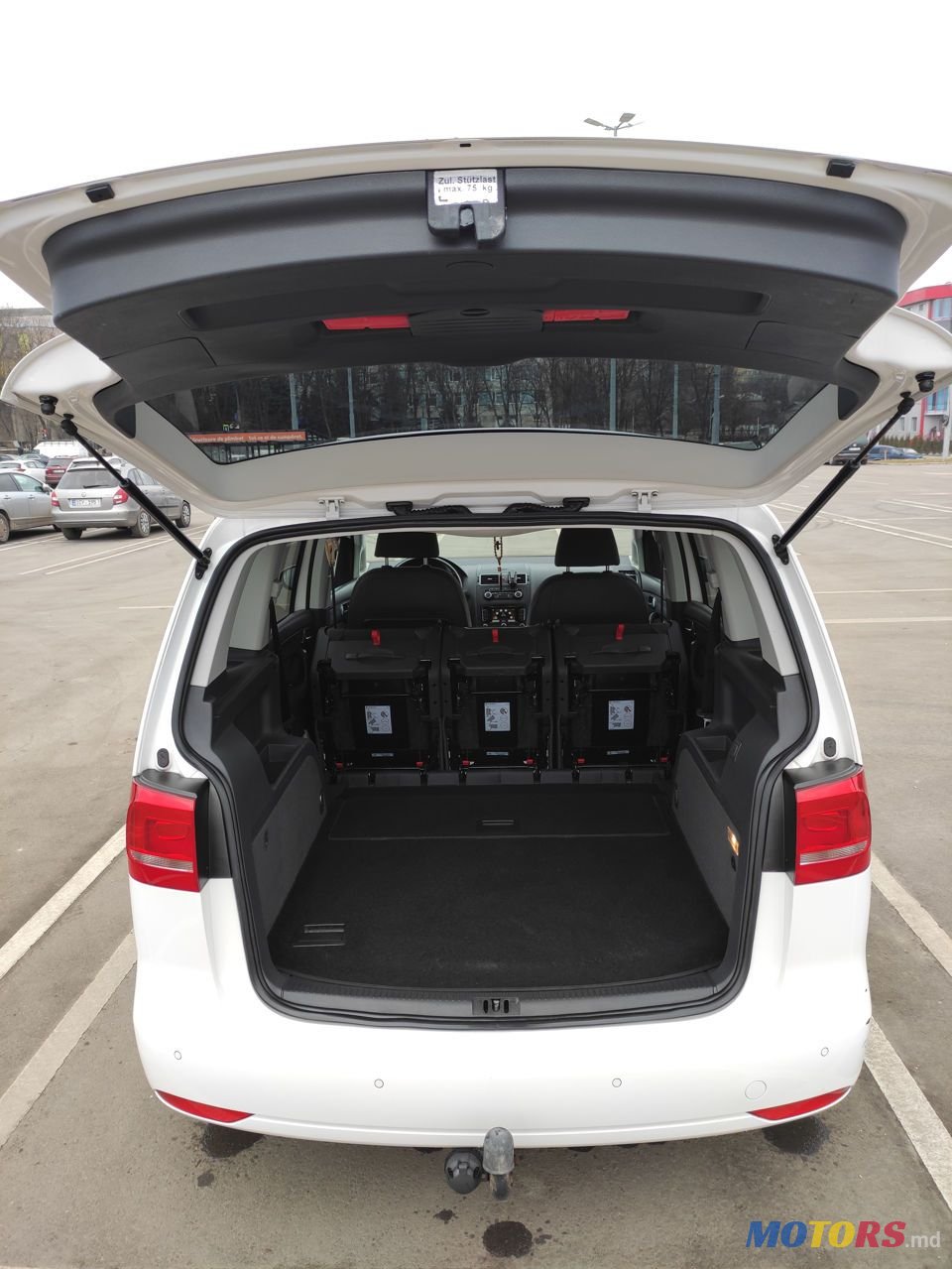 2011' Volkswagen Touran photo #4