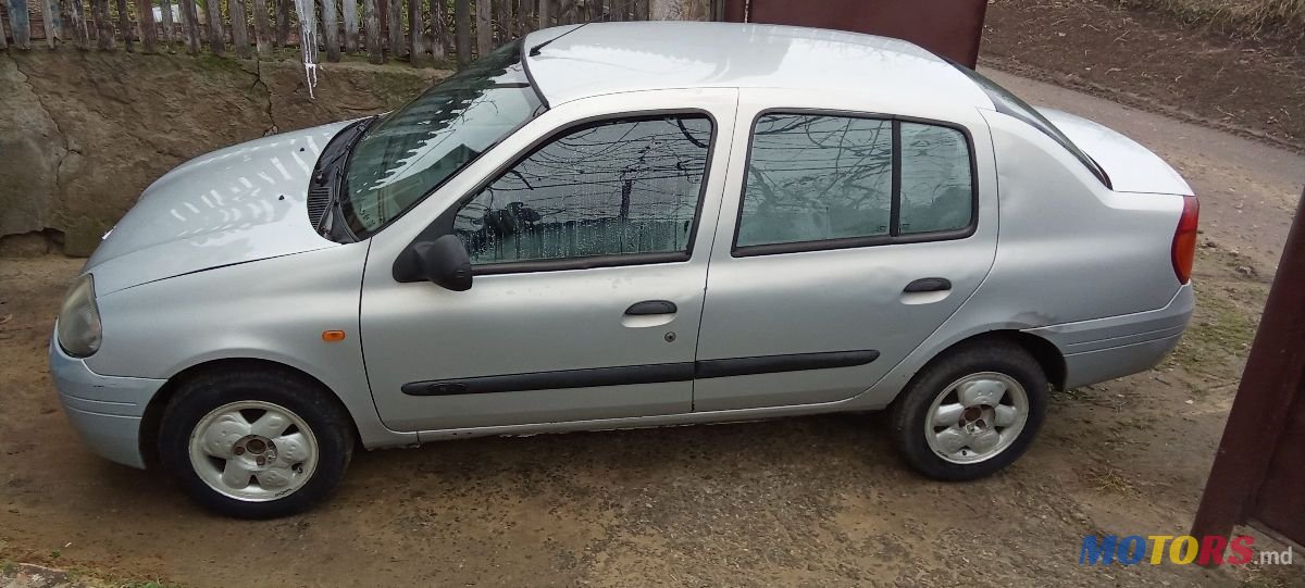 2001' Renault Clio Symbol photo #1