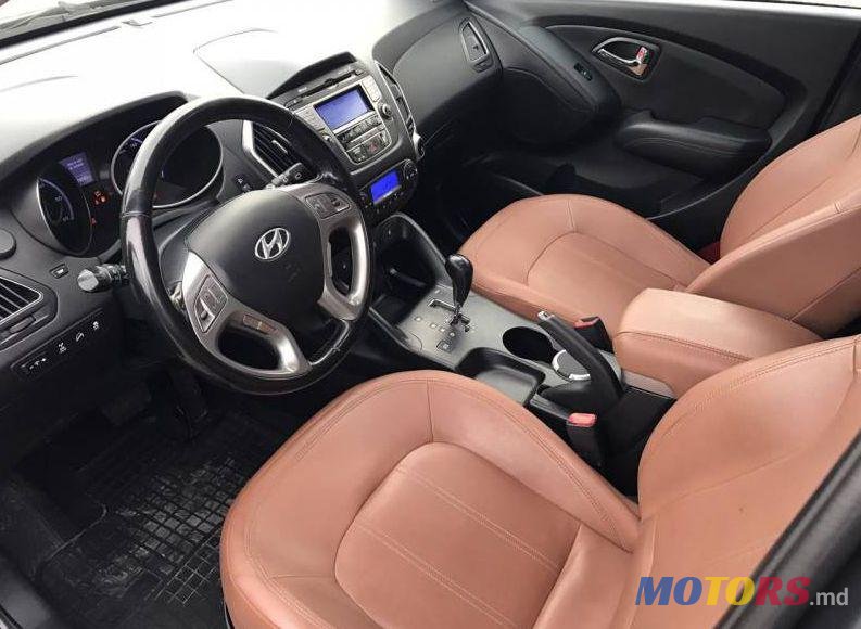 2010' Hyundai Tucson photo #2