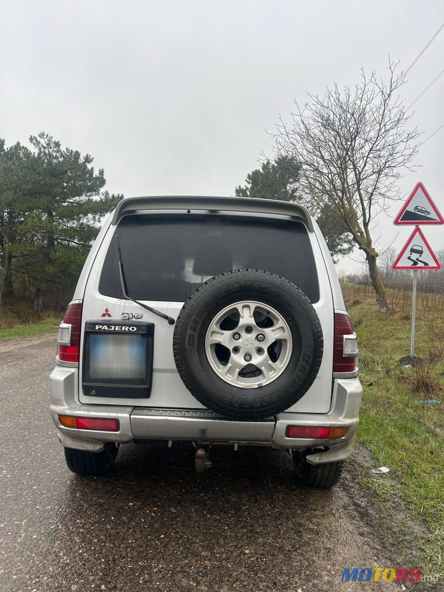 2001' Mitsubishi Pajero photo #2