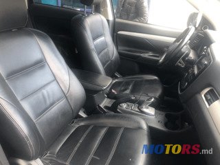 2014' Mitsubishi Outlander photo #3