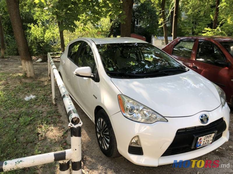 2012' Toyota Prius c photo #2